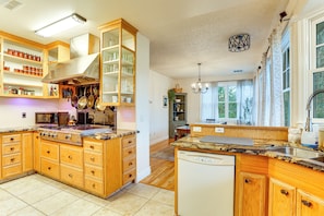 Interior - Country Comfort! Spacious Family Home By Red Bluff (Los Molinos)