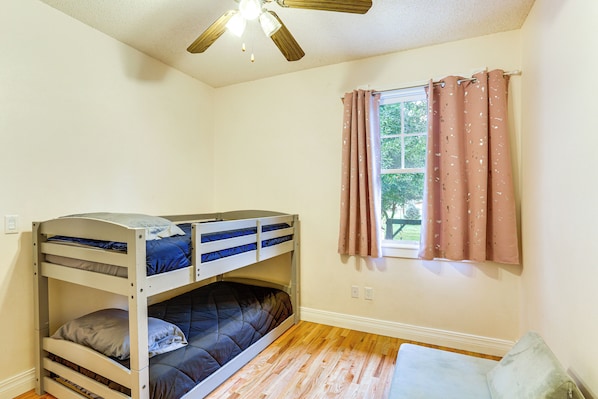 House (3 Bedrooms) | Interior - Country Comfort! Spacious Family Home By Red Bluff (Los Molinos)