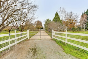 Interior - Country Comfort! Spacious Family Home By Red Bluff (Los Molinos)