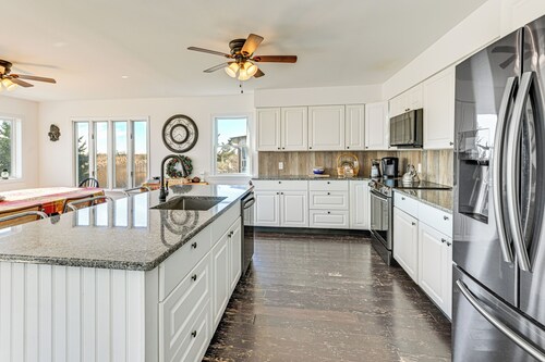 1 Block to Bellport Bay! Scenic Hamptons Hideaway