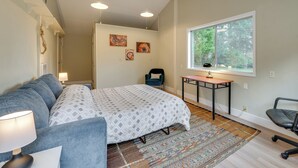 A bedroom with a bed, a desk, a chair, and a window. - Beach & Bay Access! 5-acre Whidbey Island Retreat (Greenbank)