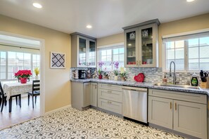 House (4 Bedrooms) | Interior - Easy SF Access! Spacious Family Home w/ Yard (Daly City)
