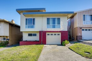 House (4 Bedrooms) | Interior - Easy SF Access! Spacious Family Home w/ Yard (Daly City)
