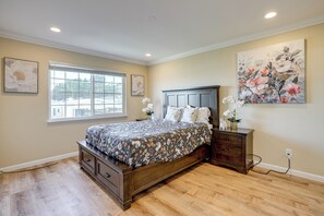 House (4 Bedrooms) | Interior - Easy SF Access! Spacious Family Home w/ Yard (Daly City)