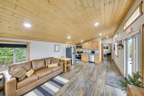 1 Mi to Waterfront Trails, Troy Home w/ Hot Tub!