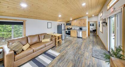 1 Mi to Waterfront Trails, Troy Home w/ Hot Tub!