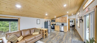 1 Mi to Waterfront Trails, Troy Home w/ Hot Tub!