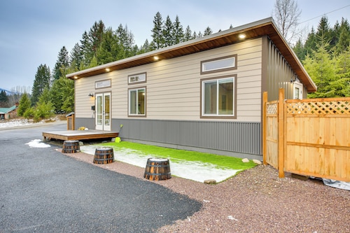1 Mi to Waterfront Trails, Troy Home w/ Hot Tub!