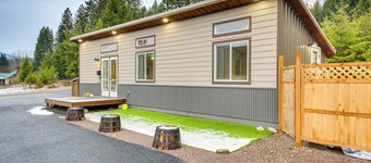 1 Mi to Waterfront Trails, Troy Home w/ Hot Tub!