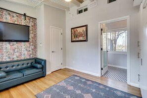 Apartment (0 Bedroom) | Interior - Convenient Couple's Retreat 3 Mi to Dtwn Austin! (Austin)