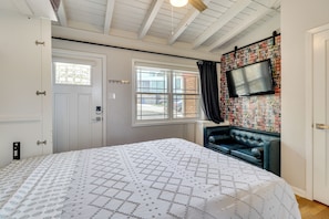 Apartment (0 Bedroom) | Interior - Convenient Couple's Retreat 3 Mi to Dtwn Austin! (Austin)