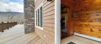 Walk to Hunter Village! Family Ski Retreat w/ Deck