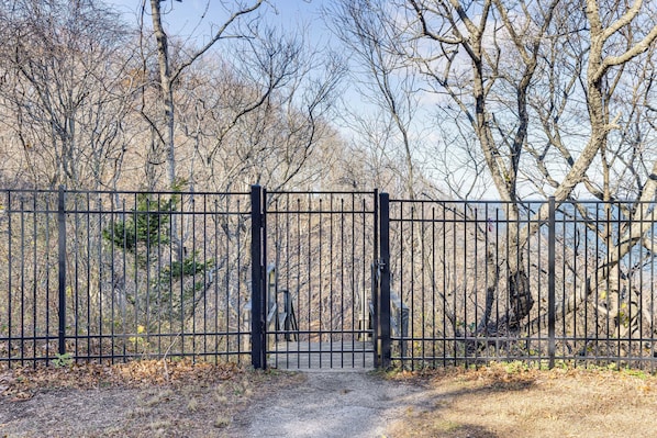 Apartment (0 Bedroom) | Interior - Bluffside Studio w/ Beach Access in Calverton! (Calverton)