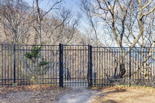 Bluffside Studio w/ Beach Access in Calverton!