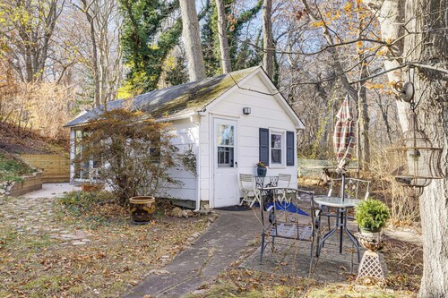Bluffside Studio w/ Beach Access in Calverton!