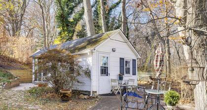 Bluffside Studio w/ Beach Access in Calverton!