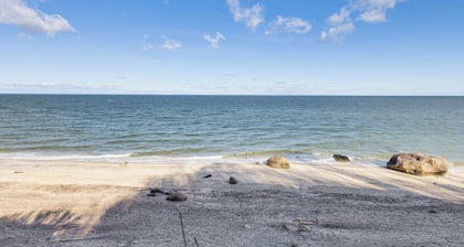 Bluffside Studio w/ Beach Access in Calverton!