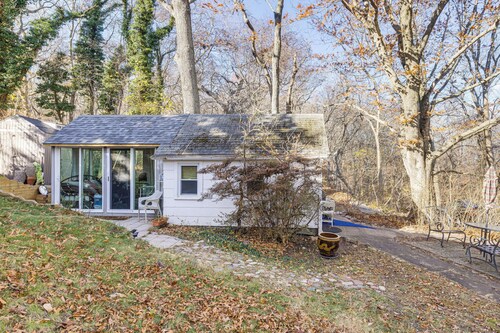 Bluffside Studio w/ Beach Access in Calverton!