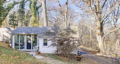 Bluffside Studio w/ Beach Access in Calverton!