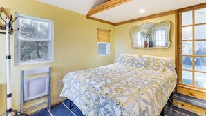 Unclassified image, 3 of 25, button - Bluffside Studio w/ Beach Access in Calverton! (Calverton)