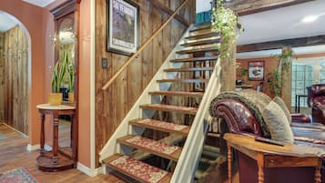 ุงูู
ูุดุฃุฉ ู
ู ุงูุฏุงุฎู