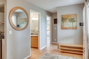 Interior - 7 Mi to Hilo Beaches: Peaceful Retreat w/ Sauna (Papaikou)