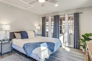 House (1 Bedroom) | Interior - Deck & Screened Porch: Livingston Couples Retreat (Livingston)