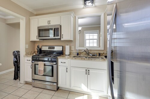 2 Mi to Downtown Savannah: Dog-friendly Home!