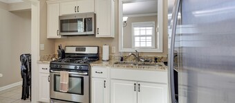 2 Mi to Downtown Savannah: Dog-friendly Home!