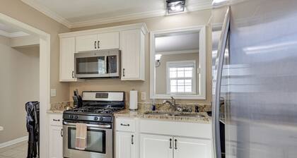 2 Mi to Downtown Savannah: Dog-friendly Home!