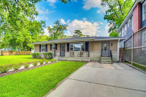 2 Mi to Downtown Savannah: Historic Home!