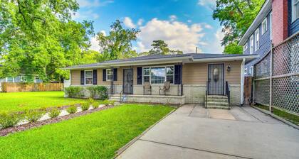 2 Mi to Downtown Savannah: Historic Home!