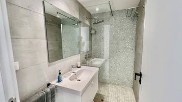Apartment, 2 Bedrooms, Accessible, Smoking | Bathroom
