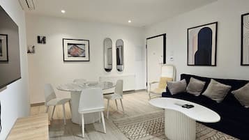 Apartment, 2 Bedrooms, Accessible, Smoking | Dining room