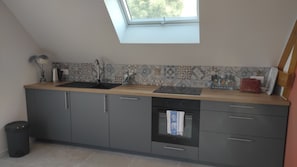 Fridge, microwave, oven, stovetop - Le gîte des peupliers, a fully-equipped house in a peaceful street. (Hoffen)