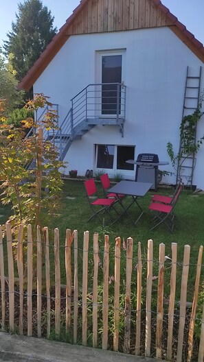 Outdoor dining - Le gîte des peupliers, a fully-equipped house in a peaceful street. (Hoffen)