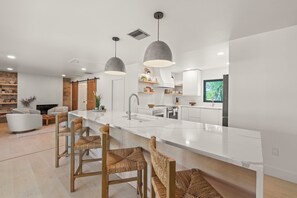 Fridge, microwave, oven, stovetop - Buttonwood Breeze: Peaceful Island Escape with Pool & Pets OK! (Sanibel)