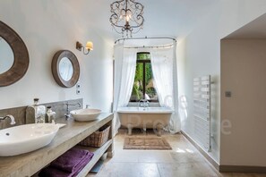 Shower, hair dryer, towels, soap - Mas provençal with swimming pool and outbuilding in Lacoste 5 bedrooms - 5 bathrooms (Lacoste)
