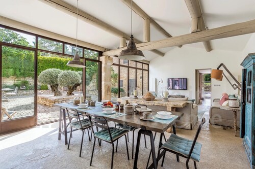 Mas provençal avec piscine et annexe à Lacoste
5 chambres - 5 salles de bains