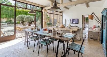 Mas provençal avec piscine et annexe à Lacoste
5 chambres - 5 salles de bains