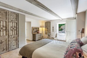 Een strijkplank/strijkijzer, internet, beddengoed