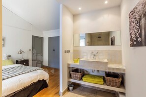 Iron/ironing board, internet, bed sheets - Mas provençal with swimming pool and outbuilding in Lacoste 5 bedrooms - 5 bathrooms (Lacoste)