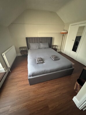 Iron/ironing board, Internet, bed sheets - Timeless Retro Nest Spacious 1bedroom Duplex apartment with balcony Shoreditch (London)