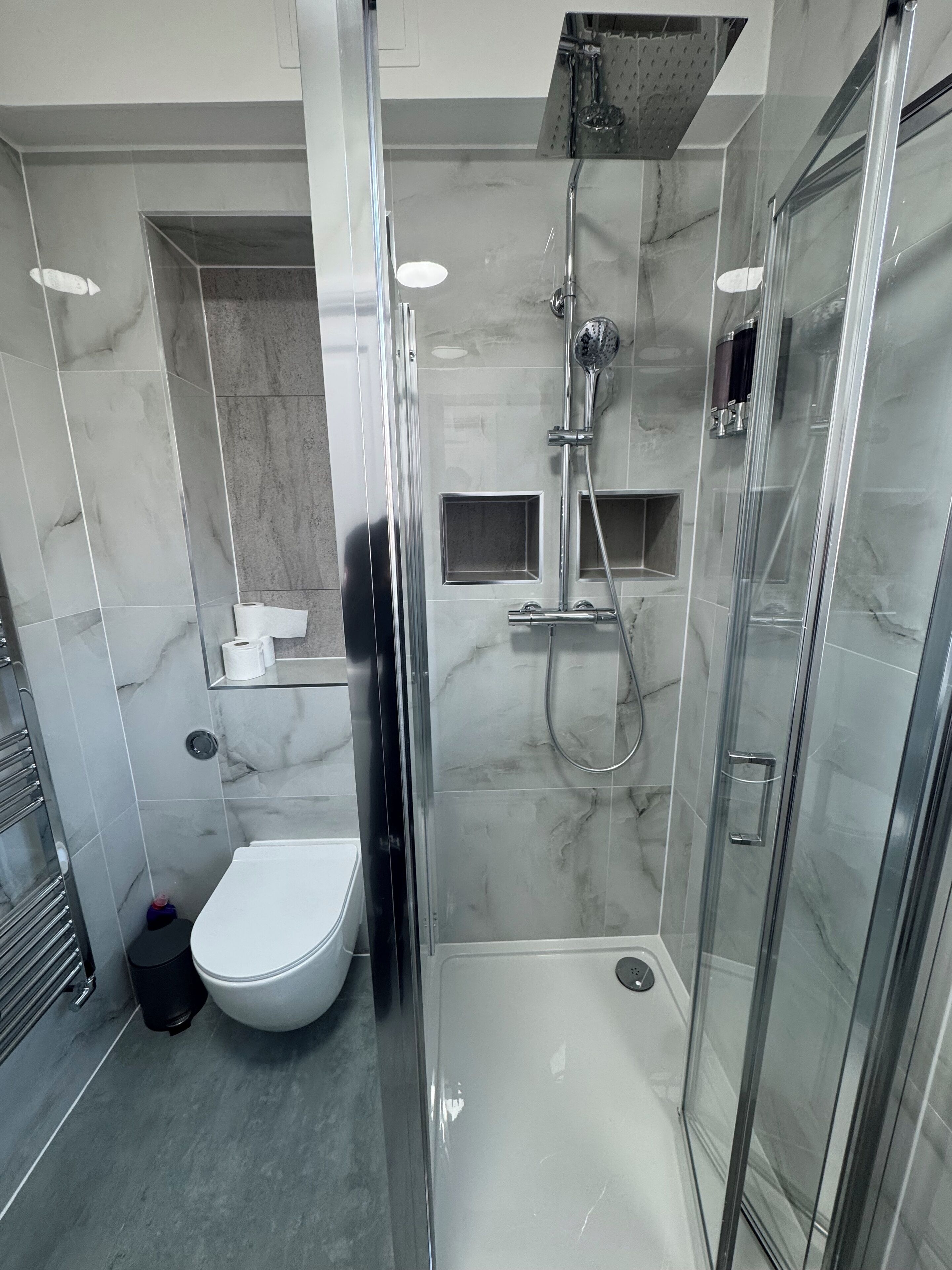 Een douche, een haardroger, handdoeken, zeep
