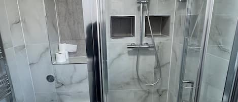 Douche, séchoir à cheveux, serviettes fournies, savon