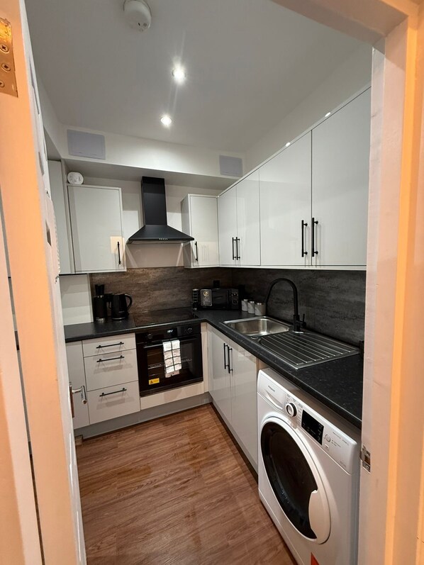 Private kitchen - Timeless Retro Nest Spacious 1bedroom Duplex apartment with balcony Shoreditch (London)