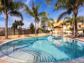 A heated pool - Baia da Luz - Luz Suite (Luz)