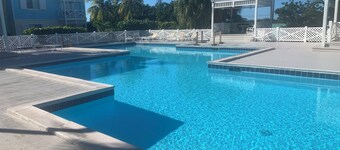 Gated 1-bd condo w great pool , Restaurant w music walk to beach, full kit/ bath