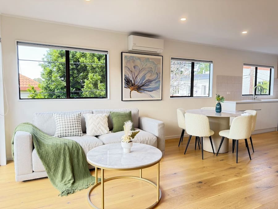 Vila luxo, 3 quartos, vista para a colina | Área de estar | Smart TV 146 cm com canais digitais