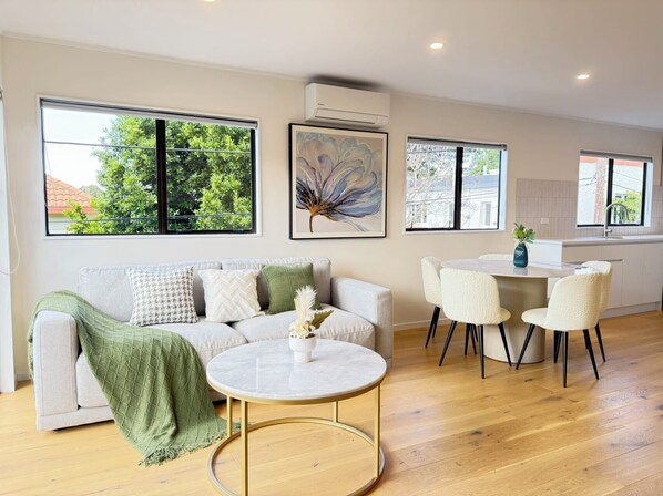 Living area - 3BR Villa Near CBD & One Tree Hill (Auckland)